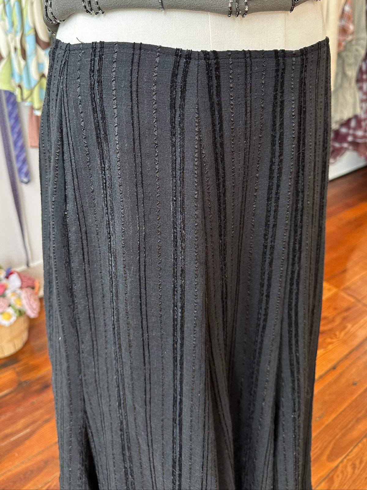 90's/Y2K Textured Black Midi Skirt - 6
