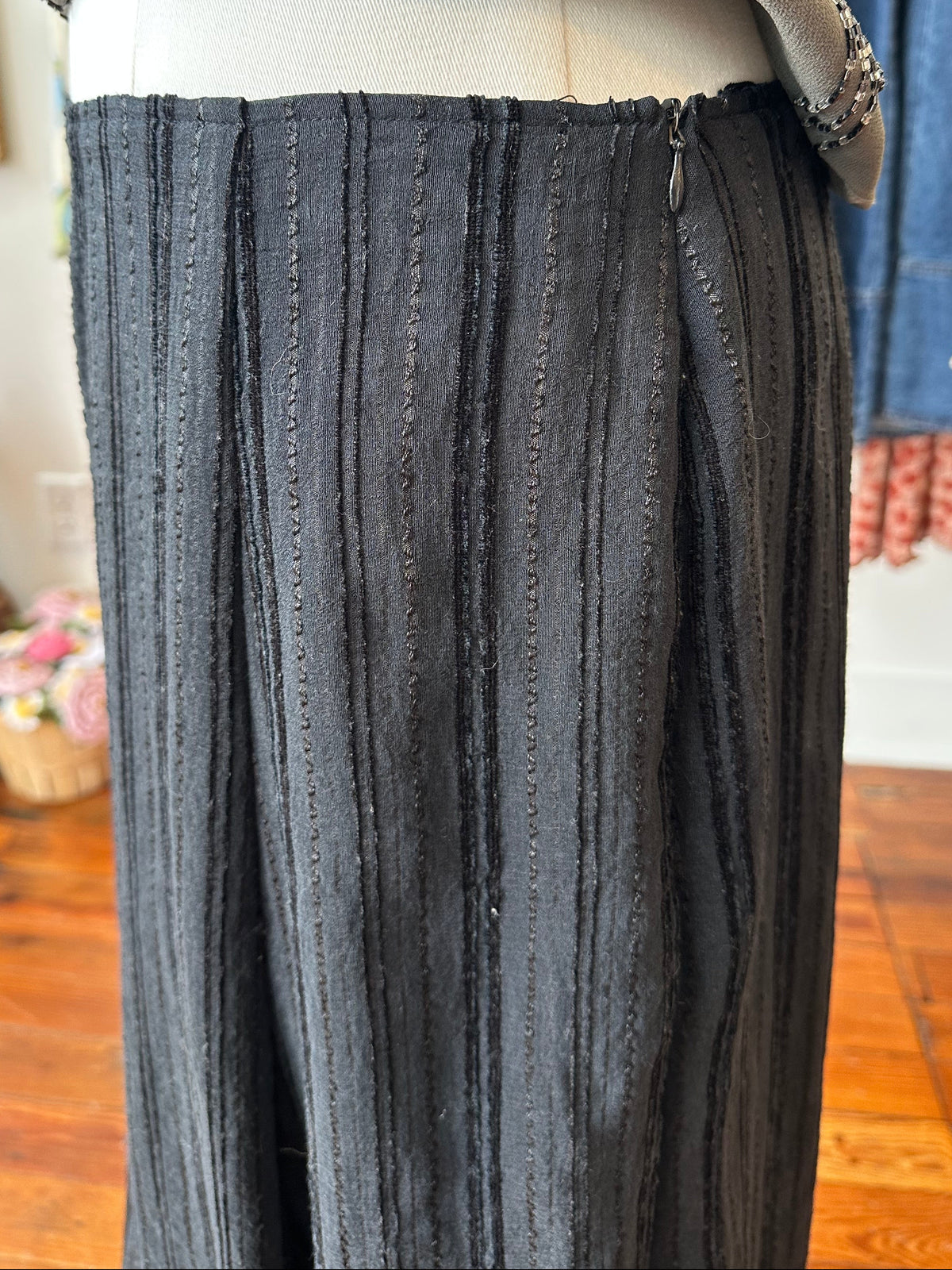 90's/Y2K Textured Black Midi Skirt - 6